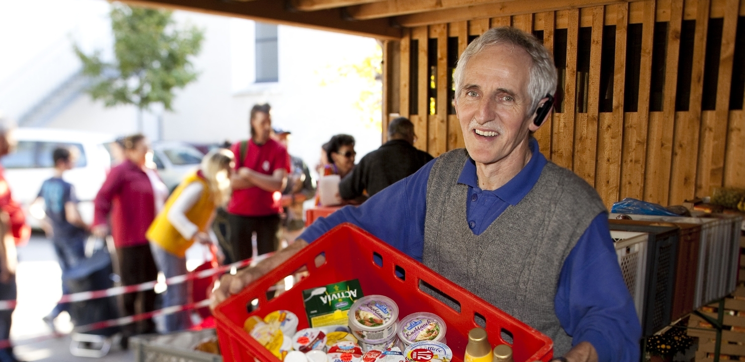 Feldkirch am 11.10.2011. Fotos fuer Folder Berufspastoral, im Bild: Elmar Stuettler, Diakon, Tischlein deck dich